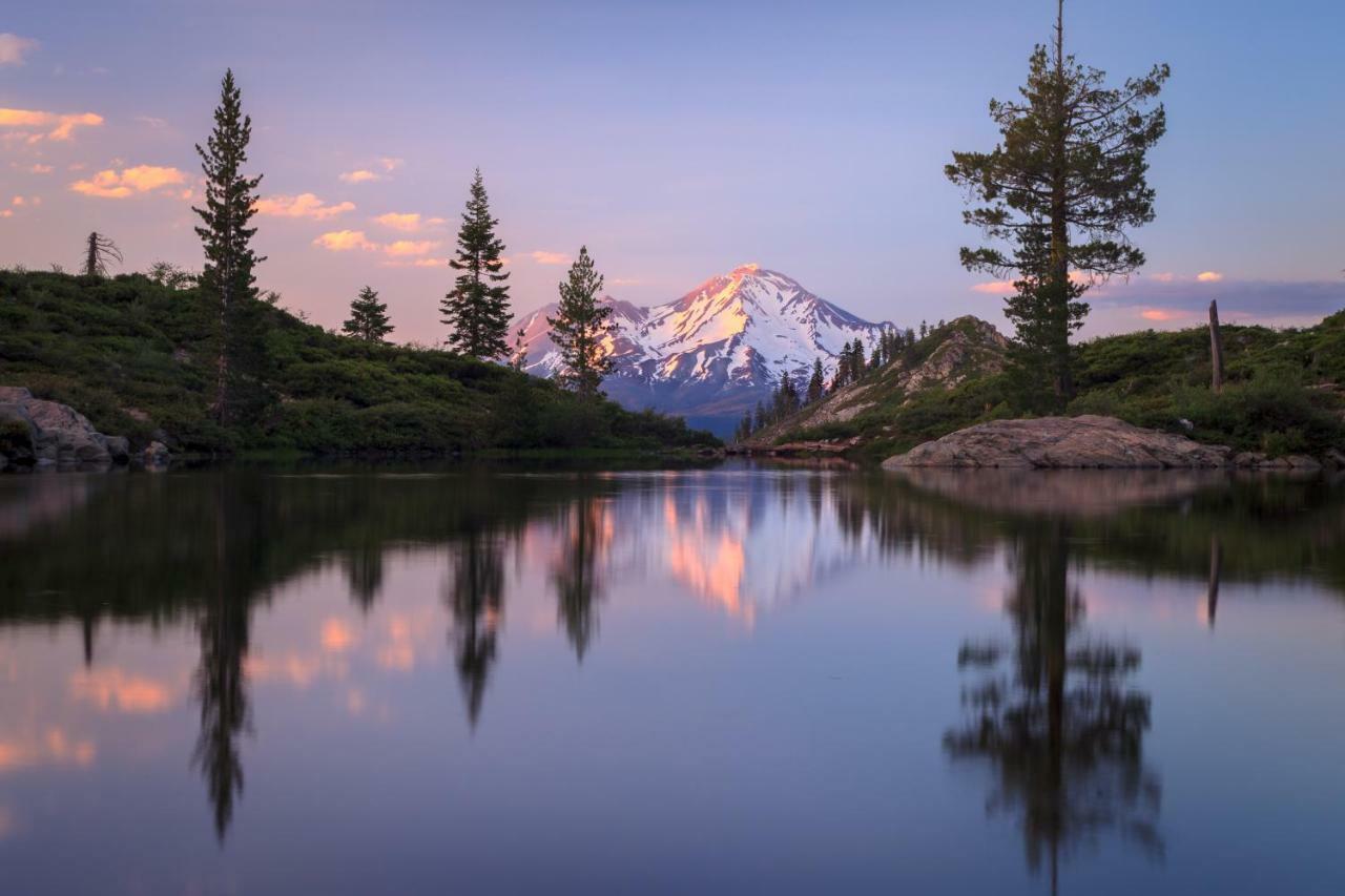 Inn At Mount Shasta Buitenkant foto